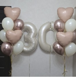 Набор бежевых шаров на 30 лет