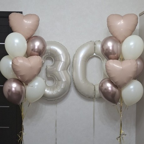 Набор бежевых шаров на 30 лет